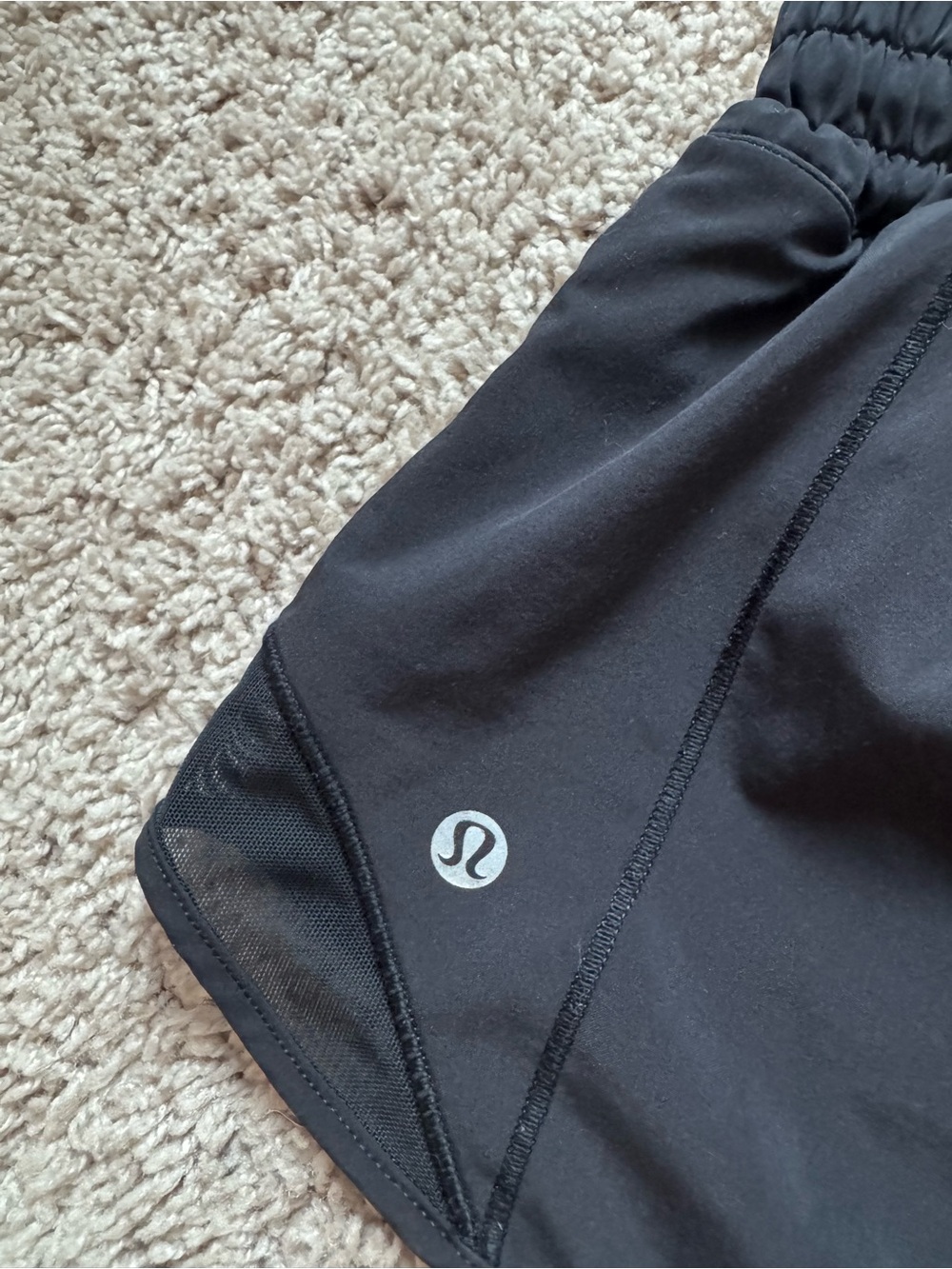 lululemon Hotty Hot Low-Rise 2.5 inch Shorts | Size 6 - Picture 4 of 5
